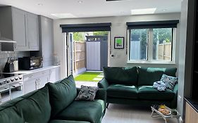 Superb Townhouse Near Vibrant Gloucester Road